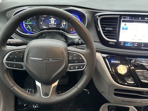 Used 2024 Chrysler Pacifica Select image 15