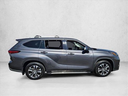 Used 2022 Toyota Highlander XLE FWD image 4