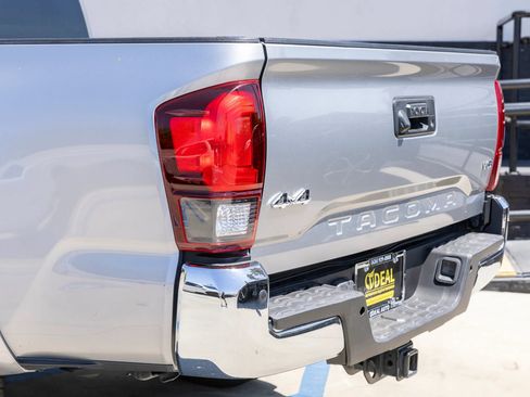 Used 2021 Toyota Tacoma SR5 AWD/4WD image 11