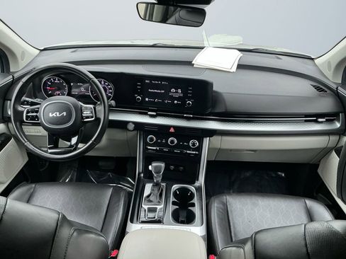 Used 2023 Kia Carnival LX image 11
