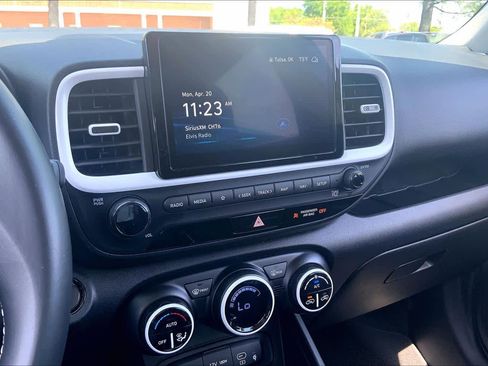 Used 2023 Hyundai Venue Limited image 7