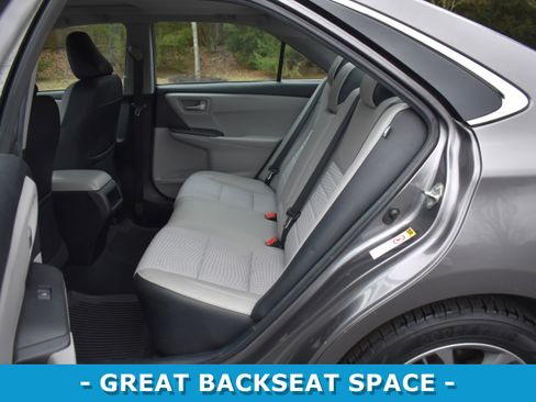 Used 2015 Toyota Camry SE image 9