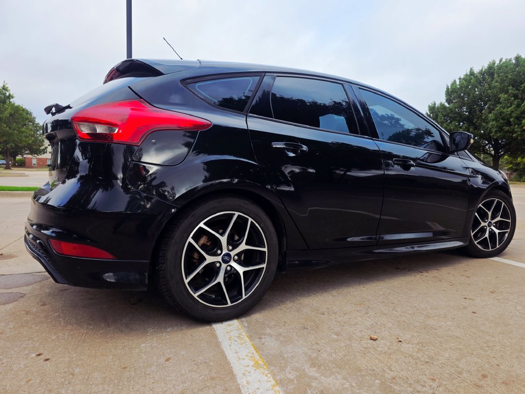 Used 2015 Ford Focus SE w/ SE Sport Package FWD image 17