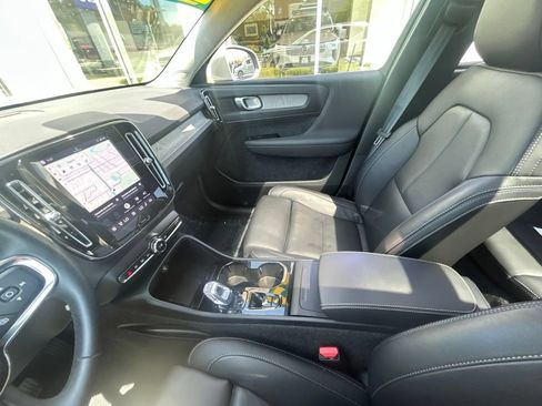 Used 2025 Volvo XC40 B5 Plus AWD/4WD image 22