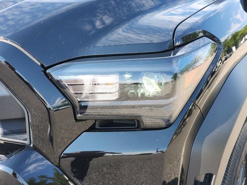 Used 2025 Toyota 4Runner SR5 AWD/4WD image 31