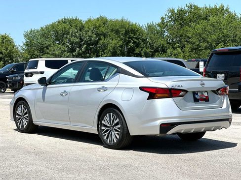 Used 2025 Nissan Altima 2.5 SV FWD image 13