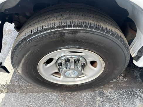 Used 2018 Chevrolet Express 2500 LT w/ LT Preferred Equipment Group RWD image 11