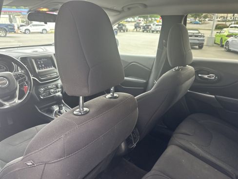 Used 2019 Jeep Cherokee Latitude w/ Cold Weather Group FWD image 22