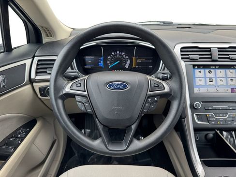 Used 2017 Ford Fusion SE w/ Fusion SE Technology Package image 23