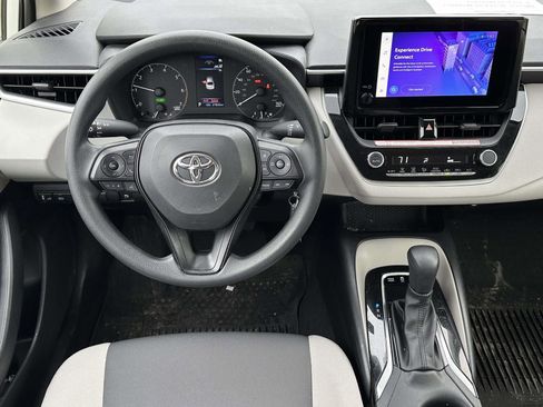 Used 2025 Toyota Corolla LE image 9