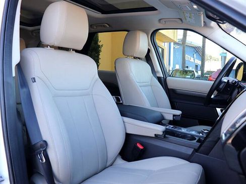 Used 2018 Land Rover Discovery SE image 13