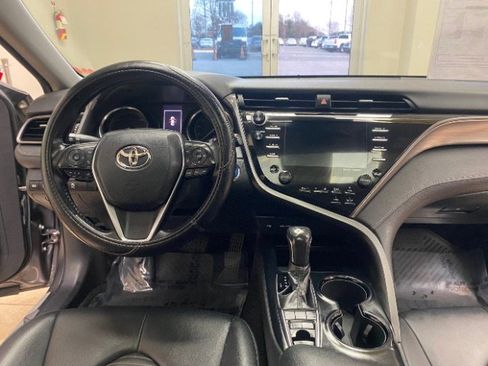 Used 2020 Toyota Camry SE w/ Sunroof Package image 21