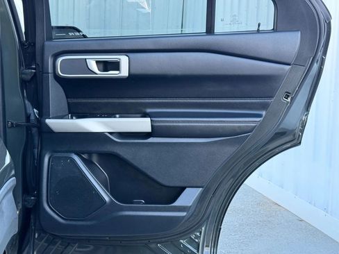 Used 2022 Ford Explorer XLT image 18