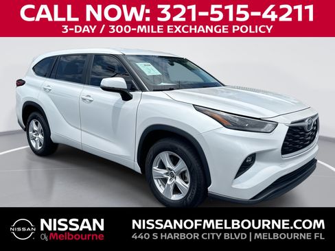 Used 2023 Toyota Highlander LE FWD image 1