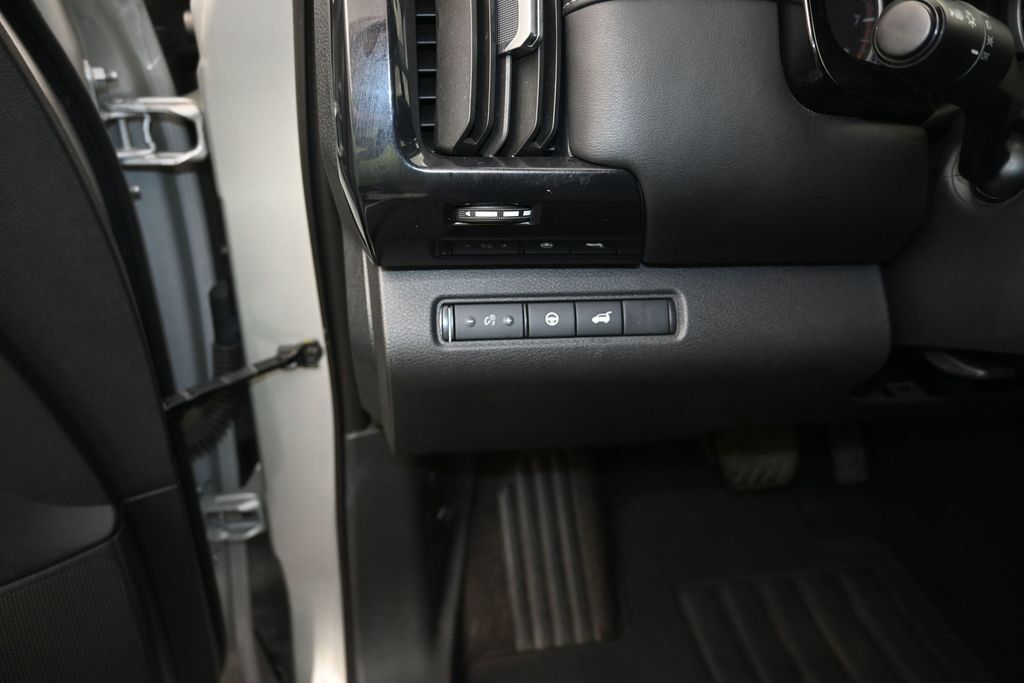 Used 2025 Nissan Pathfinder SV FWD image 12
