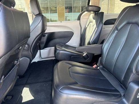 Used 2023 Chrysler Pacifica Touring-L FWD image 19