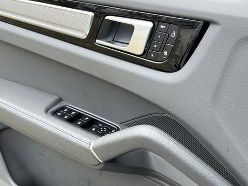 Certified 2022 Porsche Cayenne Platinum Edition image 32