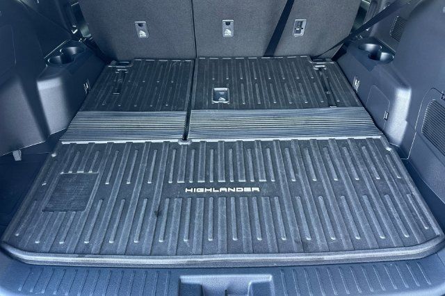 Used 2023 Toyota Highlander XLE FWD image 17