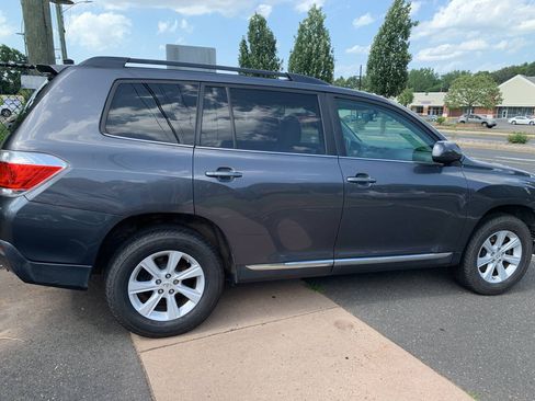 Used 2012 Toyota Highlander SE w/ Tow Pkg AWD/4WD image 3