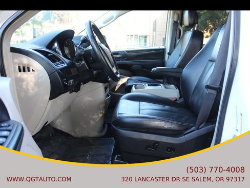 Used 2016 Chrysler Town & Country Touring w/ Driver Convenience Group FWD image 11