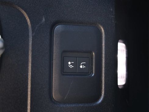 Used 2022 Land Rover Defender 90 S AWD/4WD image 32