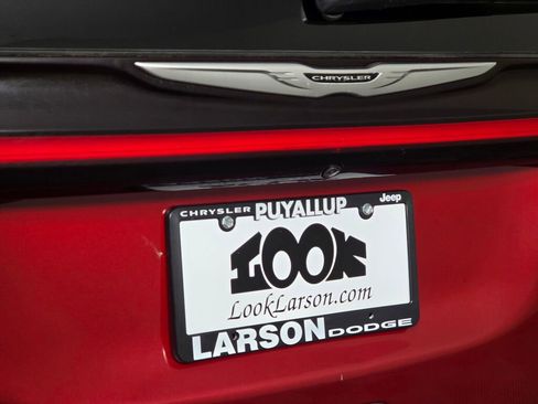 Used 2024 Chrysler Pacifica Touring-L image 15