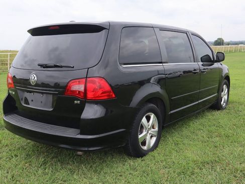 Used 2010 Volkswagen Routan SE FWD image 2