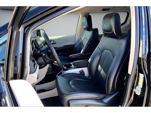 Used 2024 Chrysler Pacifica Touring-L FWD image 34
