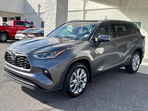 Used 2025 Toyota Highlander Limited image 23