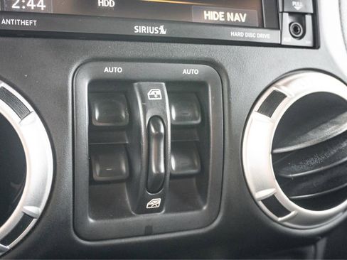 Used 2015 Jeep Wrangler Unlimited Rubicon w/ Connectivity Group AWD/4WD image 24