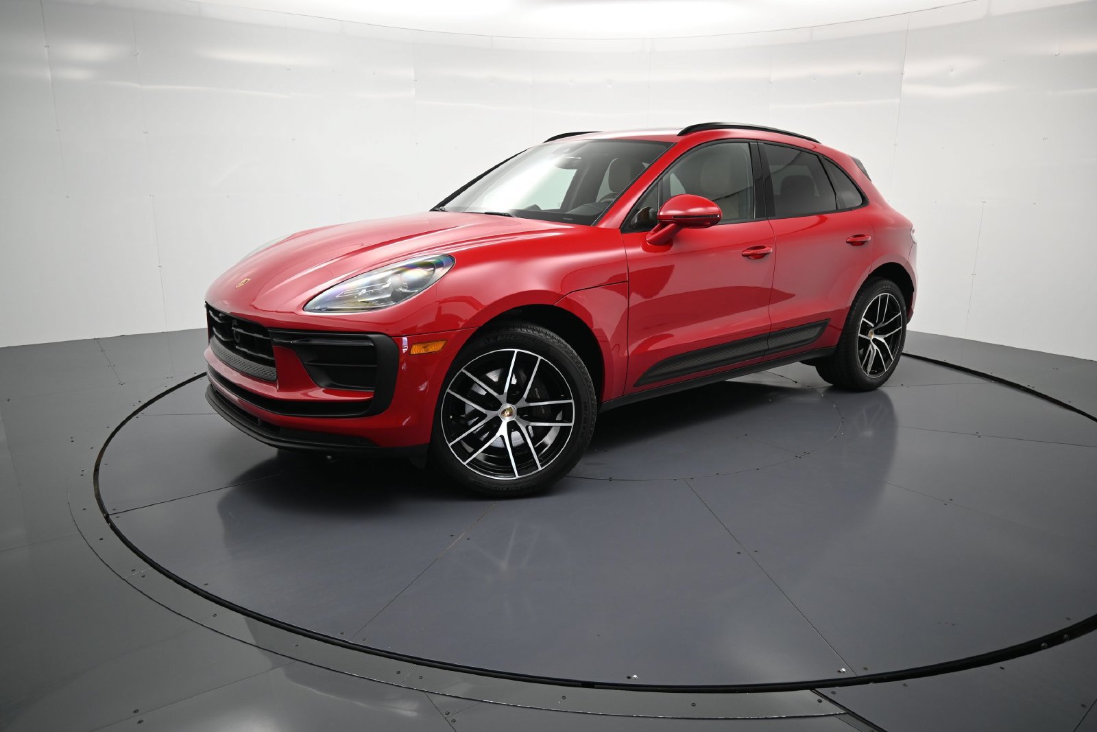 Certified 2025 Porsche Macan AWD/4WD image 1