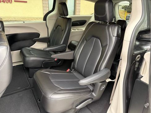 Used 2023 Chrysler Pacifica Touring-L image 11