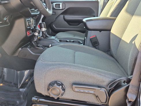 Used 2024 Jeep Wrangler Unlimited AWD/4WD image 19