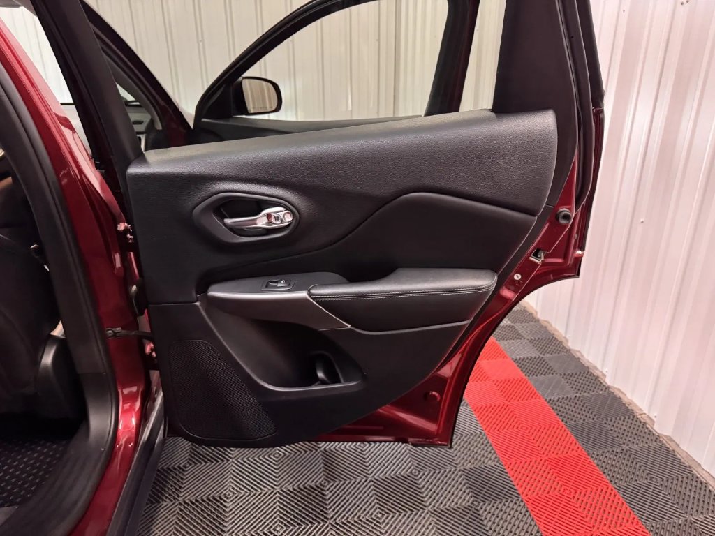 Used 2019 Jeep Cherokee Latitude Plus FWD image 42