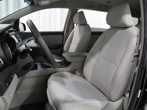 Used 2021 Kia Sedona LX image 5