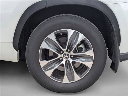 Used 2024 Toyota Highlander XLE FWD image 16