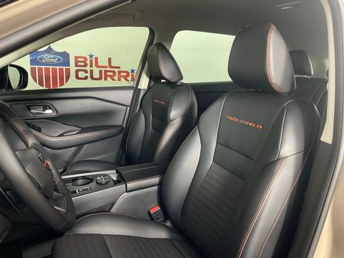 Used 2025 Nissan Rogue SV image 14