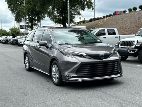 Used 2024 Toyota Sienna XLE w/ XLE Plus Package FWD image 7