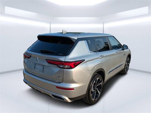 New 2025 Mitsubishi Outlander SE image 3