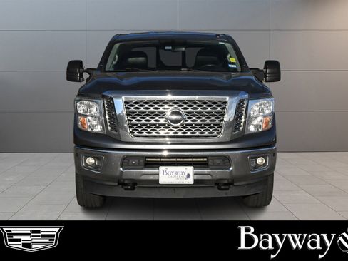 Used 2018 Nissan Titan SV w/ SV Convenience Package image 2