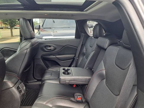 Used 2019 Jeep Cherokee Trailhawk AWD/4WD image 2