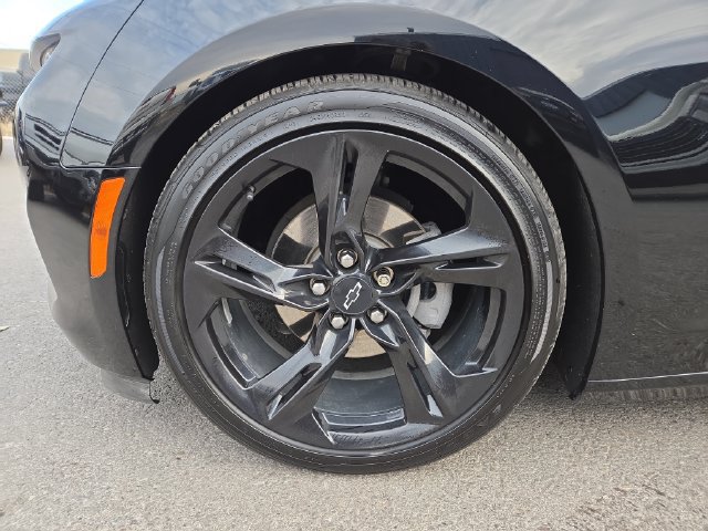 Used 2021 Chevrolet Camaro LT RWD image 7