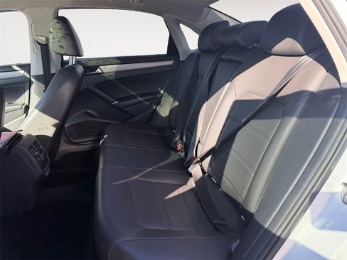 Used 2022 Volkswagen Passat 2.0T SE image 13