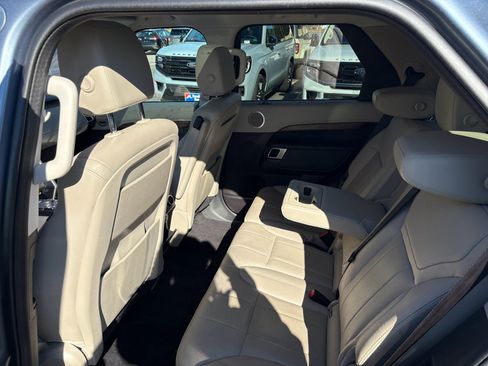 Used 2019 Land Rover Discovery HSE image 13