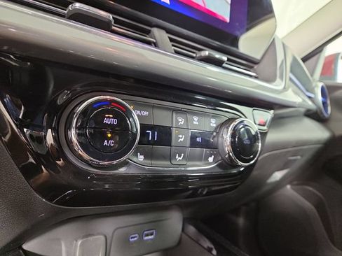 Used 2024 Chevrolet Trax LT w/ LT Convenience Package FWD image 20