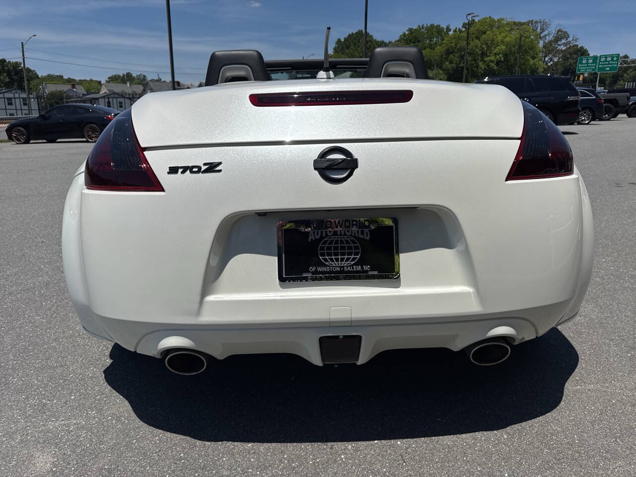 Used 2015 Nissan 370Z Touring RWD image 9