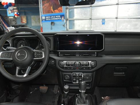 Used 2024 Jeep Wrangler Unlimited Sahara w/ Technology Group image 32