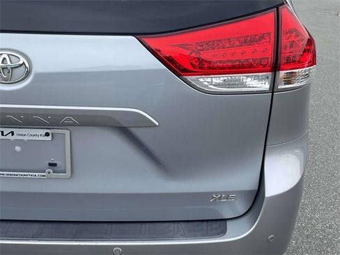 Used 2014 Toyota Sienna XLE image 16