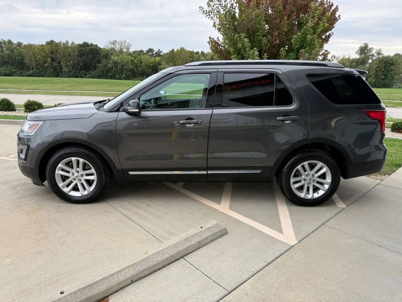 Used 2017 Ford Explorer XLT FWD image 5