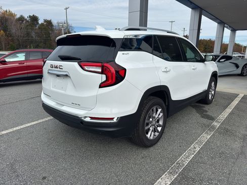 Used 2024 GMC Terrain SLT image 4